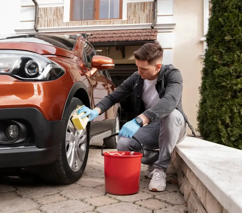 Lavage auto à domicile Saint-Romain-le-Puy : professionnel intervenant sur un véhicule